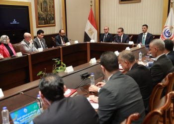 وزير الصحة يبحث مع وزيري الاستثمار والصناعة آليات خفض الإصابة بالأمراض المرتبطة بالسكر