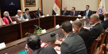 وزير الصحة يبحث مع وزيري الاستثمار والصناعة آليات خفض الإصابة بالأمراض المرتبطة بالسكر