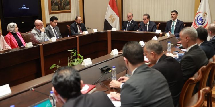 وزير الصحة يبحث مع وزيري الاستثمار والصناعة آليات خفض الإصابة بالأمراض المرتبطة بالسكر