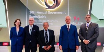 عمرو موسى يختتم زيارته إلى اليونان بمشاركة في المائده المستديرة للحكومة اليونانية