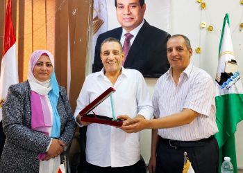 إدارة شمال الجيزة تكرم أنسي خليل باسيلي موجه أول الرياضيات 