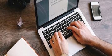 خبيرة اقتصاد مجتمعي: العمل عن بُعد يعزز الإنتاجية ويوفر الوقت والمال