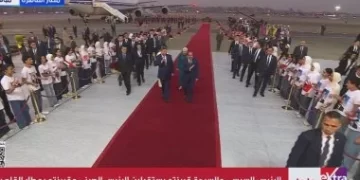 الأطفال يرفعون أعلام مصر في استقبال الرئيس السيسي لنظيره الصيني في مطار القاهرة