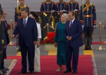 بحضور الرئيس السيسي وقرينته.. حفاوة رسمية وشعبية بوصول الرئيس الصيني لمطار القاهرة في زيارة رسمية لمصر