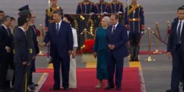 بحضور الرئيس السيسي وقرينته.. حفاوة رسمية وشعبية بوصول الرئيس الصيني لمطار القاهرة في زيارة رسمية لمصر