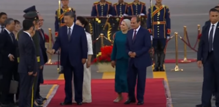 بحضور الرئيس السيسي وقرينته.. حفاوة رسمية وشعبية بوصول الرئيس الصيني لمطار القاهرة في زيارة رسمية لمصر