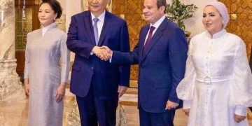 الرئيس السيسي وقرينته يصطحبان الرئيس الصيني وقرينته في جولة داخل المتحف المصري الكبير