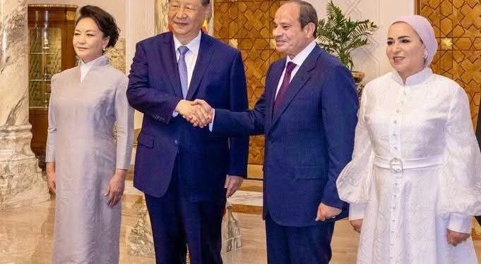 الرئيس السيسي وقرينته يصطحبان الرئيس الصيني وقرينته في جولة داخل المتحف المصري الكبير