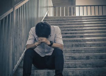 استشاري صحة نفسية: مشاعر الحزن والاكتئاب قد تنتقل إلى الآخرين