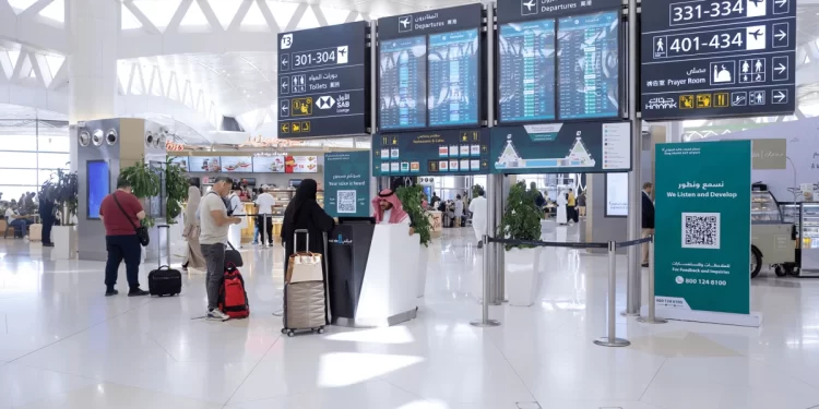تصاعد ألسنة لهب ودخان قرب مطار الرياض في السعودية