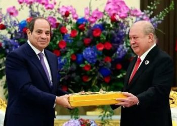 السيسي وملك ماليزيا يبحثان تعزيز الشراكة الثنائية.. والسلطان إبراهيم يهدي الرئيس المصري أرفع وسام اتحادي