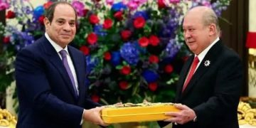 السيسي وملك ماليزيا يبحثان تعزيز الشراكة الثنائية.. والسلطان إبراهيم يهدي الرئيس المصري أرفع وسام اتحادي