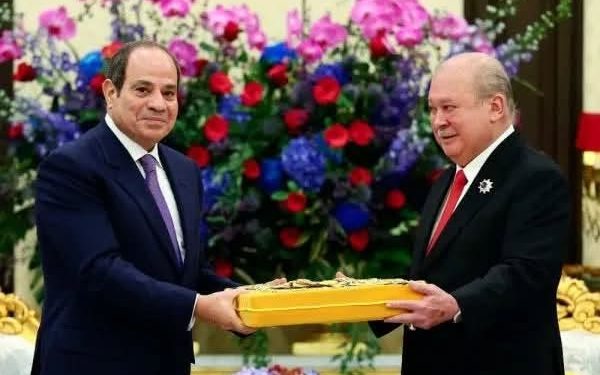 السيسي وملك ماليزيا يبحثان تعزيز الشراكة الثنائية.. والسلطان إبراهيم يهدي الرئيس المصري أرفع وسام اتحادي