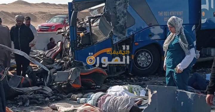 وفاة 13 وإصابة 33 على الأقل في تصادم تريلا مع أتوبيس بطريق أسيوط الغربي