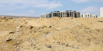 سكان 390 فدان بحدائق أكتوبر يستغيثون: ثعابين وعقارب ومخلفات بناء ومخاوف من انتشار المخدرات.. وأين الخدمات؟