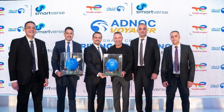 توتال إنرجيز أدنوك للتسويق توقع اتفاقية توزيع استراتيجية لمدة خمس سنوات مع مجموعة شركات سمارتڤرس