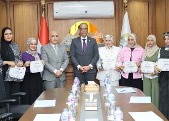 محافظ الجيزة يكرم فريق تمريض مستشفى الحوامدية العام لأمانتهن في الحفاظ على مبلغ مالي ومتعلقات مريض فاقد الوعي