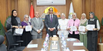 محافظ الجيزة يكرم فريق تمريض مستشفى الحوامدية العام لأمانتهن في الحفاظ على مبلغ مالي ومتعلقات مريض فاقد الوعي