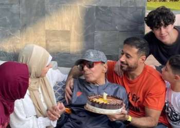 أحمد السعدني يحيي ذكرى ميلاد والده صلاح السعدني بصورة عائلية أخيرة: «آخر عيد ميلاد لأبويا.. أرجو الدعاء»