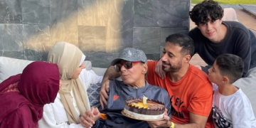 أحمد السعدني يحيي ذكرى ميلاد والده صلاح السعدني بصورة عائلية أخيرة: «آخر عيد ميلاد لأبويا.. أرجو الدعاء»