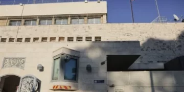 بعد قرار إسرائيل إغلاقها: إزالة لافتات القنصلية البريطانية في القدس الشرقية