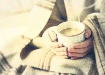 أفضل 7 مشروبات دافئة لفصل الخريف: السحلب والقهوة بالقرفة ولاتيه اليقطين وطريقة تحضيرها