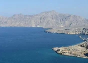 رئيس الأركان الإيراني: لن نسمح للسفن الحربية الأمريكية بدخول الخليج مجددًا.. وتصاعد التوتر في مضيق هرمز