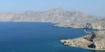 رئيس الأركان الإيراني: لن نسمح للسفن الحربية الأمريكية بدخول الخليج مجددًا.. وتصاعد التوتر في مضيق هرمز