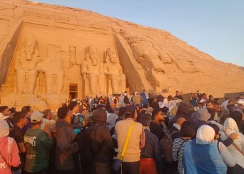 6 آلاف سائح يشهدون تعامد الشمس على وجه رمسيس الثاني بأبوسمبل في قدس الأقداس