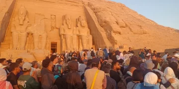 6 آلاف سائح يشهدون تعامد الشمس على وجه رمسيس الثاني بأبوسمبل في قدس الأقداس