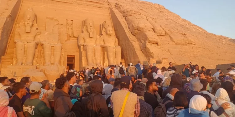6 آلاف سائح يشهدون تعامد الشمس على وجه رمسيس الثاني بأبوسمبل في قدس الأقداس