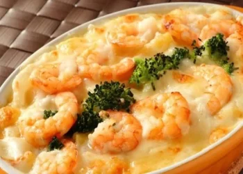 طريقة عمل مكرونة الوايت صوص بالجمبري بقوام كريمي ومذاق المطاعم في 6 خطوات سهلة
